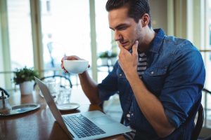 Desenvolvedores e Café andam juntos, seja para aguentar longas horas de código, manter o foco ou simplesmente fazer parte de um ritual criativo.