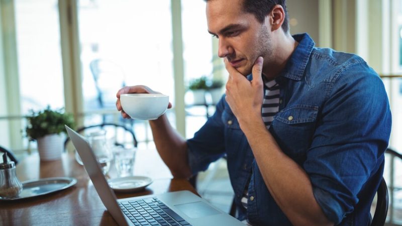Desenvolvedores e Café andam juntos, seja para aguentar longas horas de código, manter o foco ou simplesmente fazer parte de um ritual criativo.
