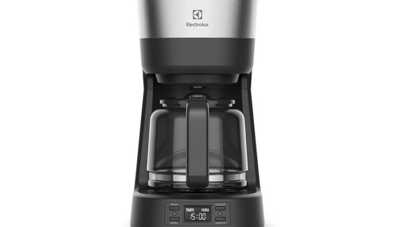 Como escolher a melhor cafeteira elétrica? Guia completo para acertar na compra 1 Cafeteira Elétrica Electrolux inox filtro permanente removivel capacidade 1,2L 30 xicaras função timer painel digital desligamento automatico ECM25 127v